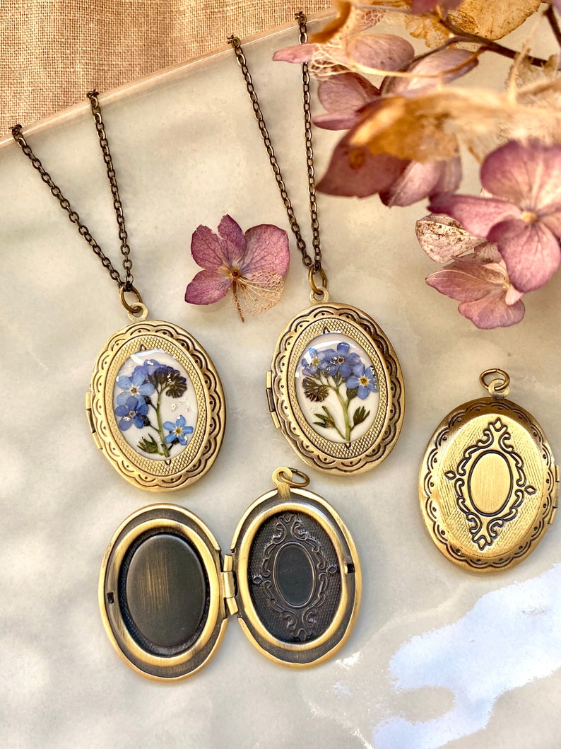 Photo locket with forget me not, Real flowers medallion, Memory present, Natural flowers jewelry Remembrance gift Nostalgic necklace Vintage