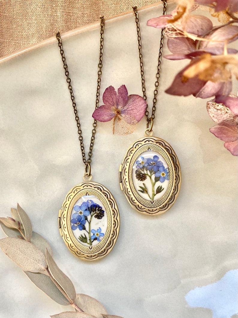 Photo locket with forget me not, Real flowers medallion, Memory present, Natural flowers jewelry Remembrance gift Nostalgic necklace Vintage