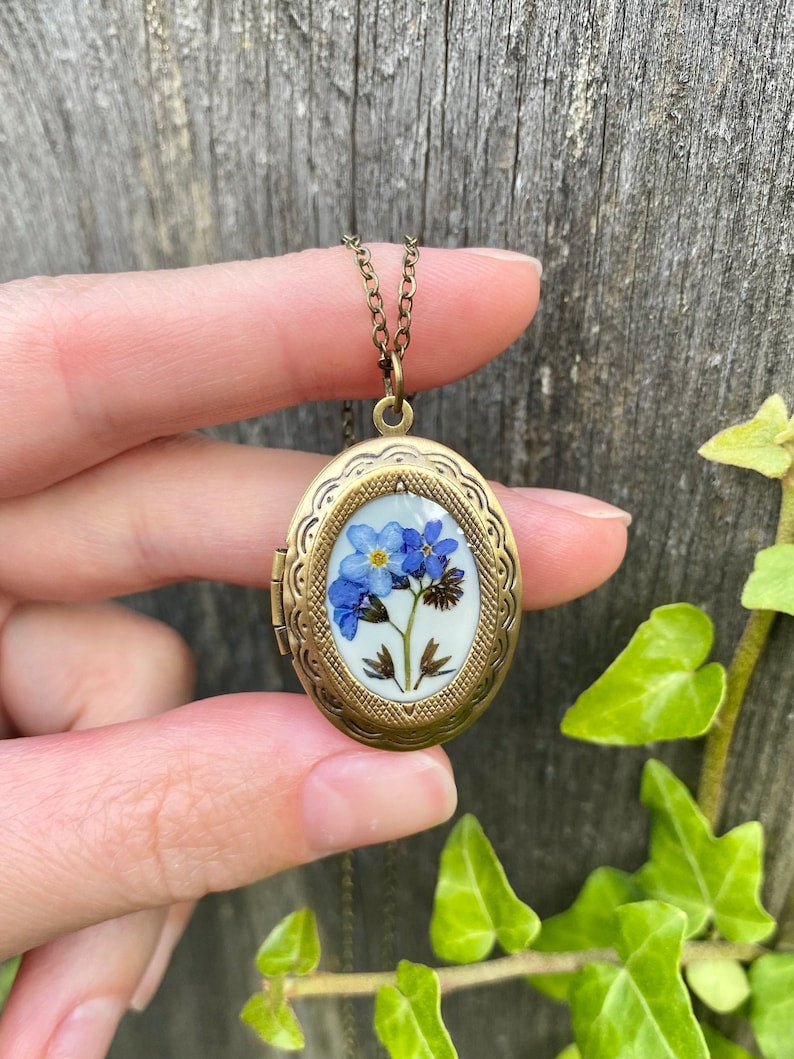 Photo locket with forget me not, Real flowers medallion, Memory present, Natural flowers jewelry Remembrance gift Nostalgic necklace Vintage