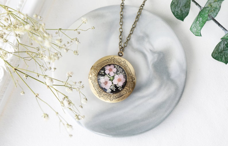 Pressed Real Flower Floral Round Locket Necklace| Gold Tone Vintage Photo Locket Pendant Necklace| Forget Me Not Resin Necklace