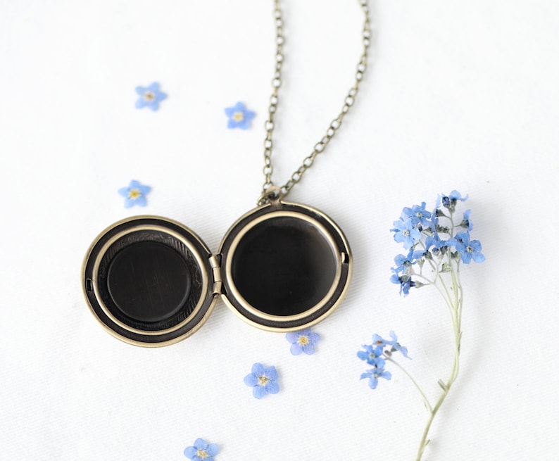 Pressed Real Flower Floral Round Locket Necklace| Gold Tone Vintage Photo Locket Pendant Necklace| Forget Me Not Resin Necklace