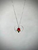 Complete this translation. Heart-shaped resin necklace with wild rose petals and gold leaves. Heart necklace with wild rose. Woman gift